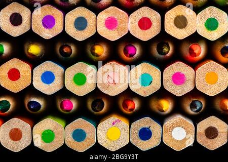 Cadre macro d'une pile de crayons de couleur avec des lignes alternant entre les extrémités aiguisées et non aiguisées. Très haute précision et netteté avec c vif Banque D'Images