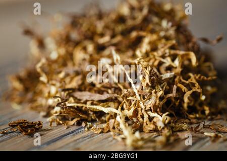 Couper les feuilles de tabac sur le fond en bois Banque D'Images