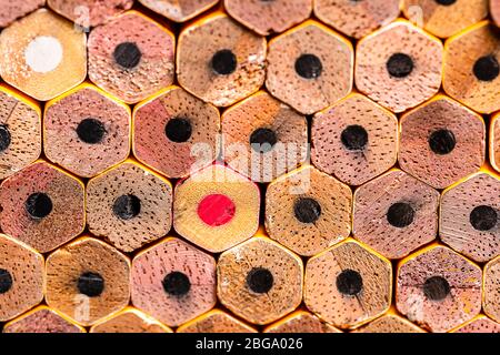 Une macro OCD pile très ordonnée de nouveaux crayons non aiguisés #2 avec déclenchement de crayons de couleur rouge et blanc dans la pile. Banque D'Images