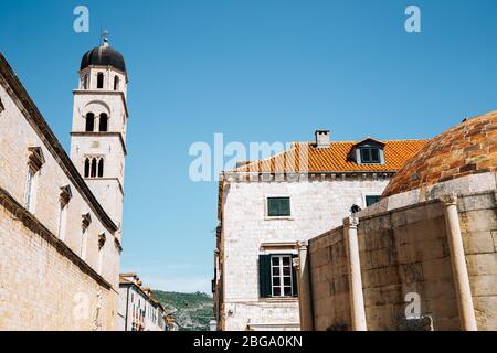 Vieille ville rue Stradun, église et monastère franciscains et grande fontaine d'Onofrio à Dubrovnik, Croatie Banque D'Images