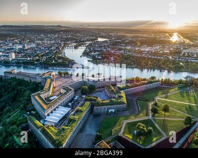 Vue aérienne de la forteresse d'Ehrenbreitstein et de la ville de Koblenz en Allemagne au coucher du soleil. Banque D'Images