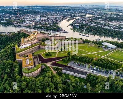 Vue aérienne de la forteresse d'Ehrenbreitstein et de la ville de Koblenz en Allemagne au coucher du soleil. Banque D'Images