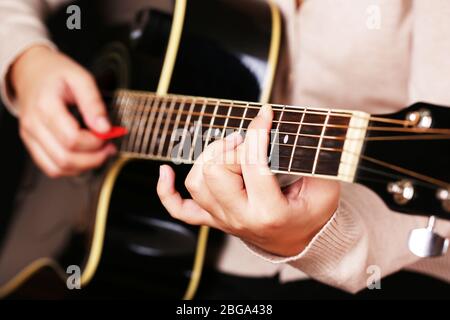 Guitare acoustique dans les mains des femmes, gros plan Banque D'Images