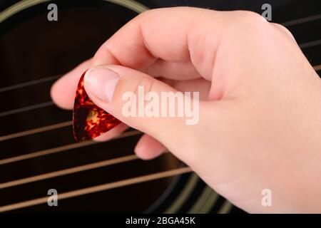 Guitare acoustique dans les mains des femmes, gros plan Banque D'Images