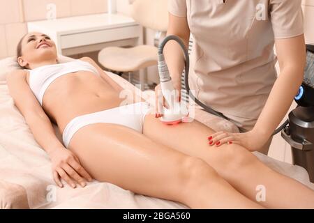 Belle femme en cours de massage anti-cellulite dans le salon de beauté Banque D'Images