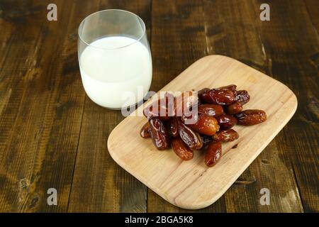 Photo conceptuelle de la nourriture du Ramadan : date le palmier, le lait en verre Banque D'Images