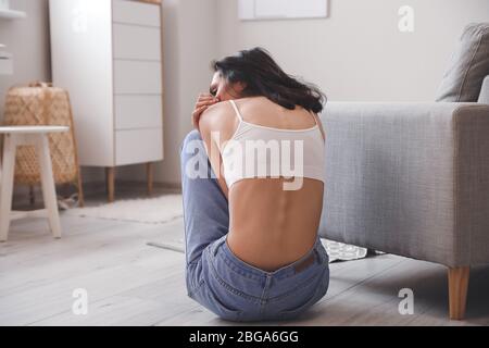 Jeune femme souffrant d'anorexie à la maison Banque D'Images