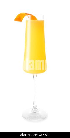Verre de délicieux cocktail mimosa sur fond blanc Banque D'Images