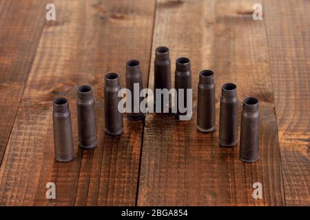 Cartouches de fusil de chasse sur table en bois gros plan Banque D'Images