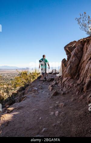 Un homme qui fait de la randonnée sur la piste de la Jolla sur Camelback Mountain, Phoenix, Arizona, États-Unis. Banque D'Images