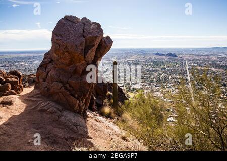 Rochers sur la montagne Camelback au-dessus de la vallée du soleil, Phoenix, Arizona, États-Unis. Banque D'Images