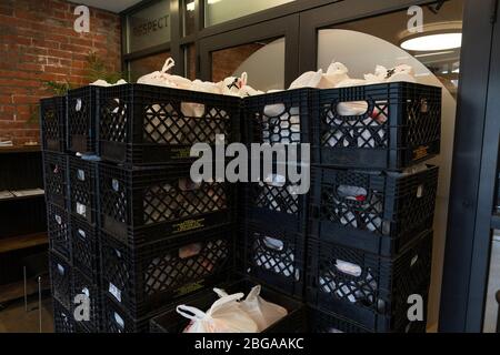 New York, États-Unis. 20 avril 2020. Sacs de nourriture donnée prêts à être distribués dans une partie de la solution alimentaire pantry pour les personnes dans le besoin dans la section du parc Bedford du Bronx. POTS sert par jour jusqu'à 1200 repas lto ow revenu membres de la communauté. (Photo de Lév Radin/Pacific Press) crédit: Agence de presse du Pacifique/Alay Live News Banque D'Images