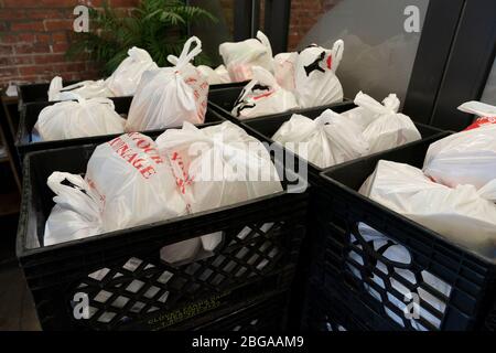 New York, États-Unis. 20 avril 2020. Sacs de nourriture donnée prêts à être distribués dans une partie de la solution alimentaire pantry pour les personnes dans le besoin dans la section du parc Bedford du Bronx. POTS sert par jour jusqu'à 1200 repas lto ow revenu membres de la communauté. (Photo de Lév Radin/Pacific Press) crédit: Agence de presse du Pacifique/Alay Live News Banque D'Images