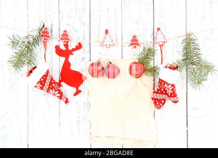 Accessoires de Noël accroché sur la paroi en bois blanc Banque D'Images