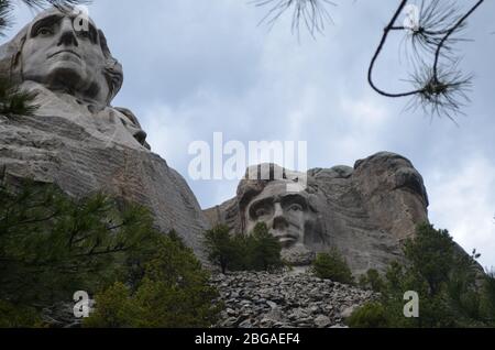 Fin du printemps dans les Black Hills du Dakota du Sud : George Washington et Abraham Lincoln de Mount Rushmore vus depuis la terrasse Lincoln sur Presidential Trail Banque D'Images