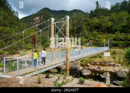 Pont suspendu pour piétons au-dessus de la rivière Ohinemuri, gorge de Karangahake, Waikino, Île du Nord Nouvelle-Zélande Banque D'Images