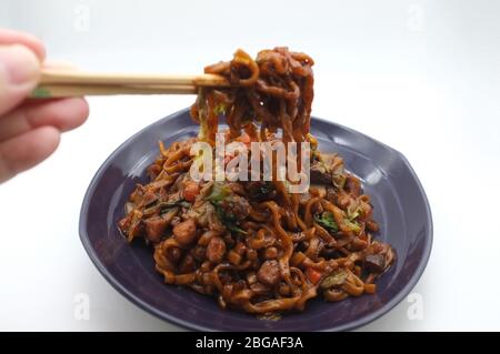 Nouilles aux haricots noirs coréens ou jajangmyeon - nouilles avec sauce noire Banque D'Images