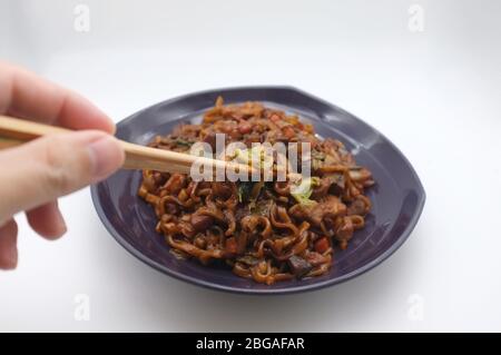 Nouilles aux haricots noirs coréens ou jajangmyeon - nouilles avec sauce noire Banque D'Images