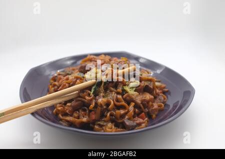 Nouilles aux haricots noirs coréens ou jajangmyeon - nouilles avec sauce noire Banque D'Images