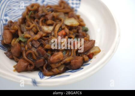 Nouilles aux haricots noirs coréens ou jajangmyeon - nouilles avec sauce noire Banque D'Images