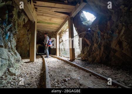 Vue sur les gorges depuis les tunnels le long de la promenade de Karangahake Windows, Waikino, Île du Nord Nouvelle-Zélande Banque D'Images