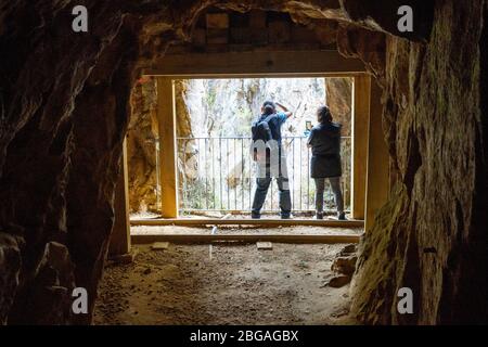 Vue sur les gorges depuis les tunnels le long de la promenade de Karangahake Windows, Waikino, Île du Nord Nouvelle-Zélande Banque D'Images