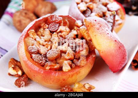 Pommes cuites avec des noix et des raisins secs sur la plaque de gros plan Banque D'Images