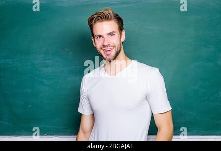 Bien organisé pour bien satisfait. Retour à l'école. Vide l'information de tableau noir. Homme prêt à étudier. Heureux étudiant au tableau noir. Vie des élèves. Professeur d'homme à la leçon scolaire. Journée de connaissance. Banque D'Images