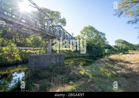 Pont sur la rivière Ohinemuri sur la piste ferroviaire d'Hauraki, île du Nord, Nouvelle-Zélande Banque D'Images