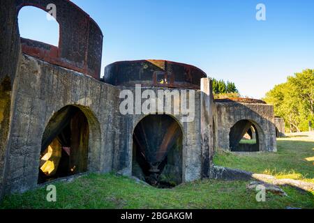 Vestiges de la batterie Victoria Gold Battery le long de la rivière Ohinemuri à Waikino, île du Nord, Nouvelle-Zélande Banque D'Images