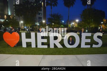 Los Angeles, États-Unis. 21 avril 2020. Une infirmière enregistrée au Centre médical UC Irvine se rend dans sa voiture après son changement de quart à Irvine, en Californie, le lundi 20 avril 2020. Photo de Jim Ruymen/UPI crédit: UPI/Alay Live News Banque D'Images