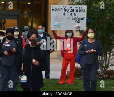 Los Angeles, États-Unis. 21 avril 2020. Une infirmière enregistrée au Centre médical UC Irvine se rend dans sa voiture après son changement de quart à Irvine, en Californie, le lundi 20 avril 2020. Photo de Jim Ruymen/UPI crédit: UPI/Alay Live News Banque D'Images