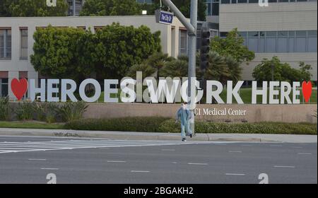 Los Angeles, États-Unis. 21 avril 2020. Une infirmière enregistrée au Centre médical UC Irvine se rend dans sa voiture après son changement de quart à Irvine, en Californie, le lundi 20 avril 2020. Photo de Jim Ruymen/UPI crédit: UPI/Alay Live News Banque D'Images