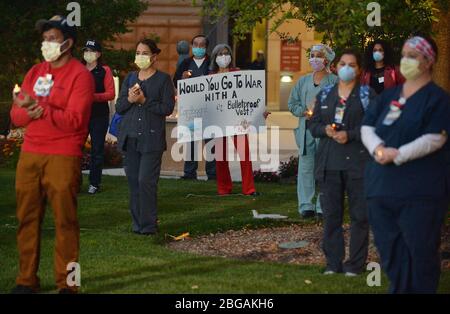 Los Angeles, États-Unis. 21 avril 2020. Une infirmière enregistrée au Centre médical UC Irvine se rend dans sa voiture après son changement de quart à Irvine, en Californie, le lundi 20 avril 2020. Photo de Jim Ruymen/UPI crédit: UPI/Alay Live News Banque D'Images