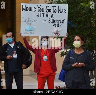 Los Angeles, États-Unis. 21 avril 2020. Une infirmière enregistrée au Centre médical UC Irvine se rend dans sa voiture après son changement de quart à Irvine, en Californie, le lundi 20 avril 2020. Photo de Jim Ruymen/UPI crédit: UPI/Alay Live News Banque D'Images