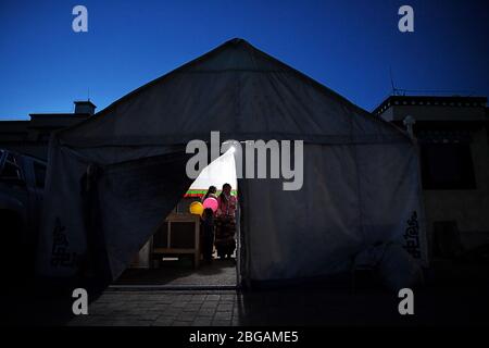 (200421) -- BEIJING, le 21 avril 2020 (Xinhua) -- Gedor et sa famille sont vus dans leur maison de thé à un lieu de relocalisation dans la ville de Gangdoi, comté de Gonggar, région autonome du Tibet du sud-ouest de la Chine, le 15 avril 2020. Gedor, 34 ans, habitait dans une région pastorale éloignée du comté d'Amdo, dans le nord du Tibet, avec sa famille. Limités par les conditions de vie, ils ont gagné une vie par pâturage et le faible revenu de leur petite épicerie. Fin 2019, avec le soutien des autorités locales, 4 058 habitants d'Amdo et de Co NYI, deux comtés à une altitude élevée de plus de 4 500 mètres, ont été déplacés. Maintenant, Banque D'Images