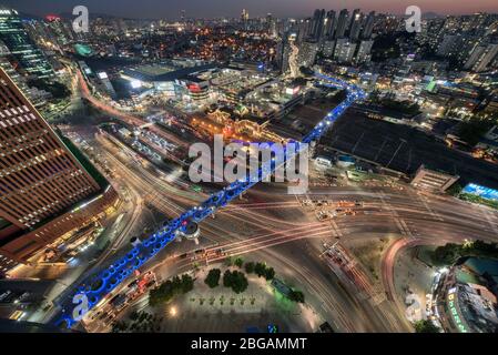 (200421) -- BEIJING, 21 avril 2020 (Xinhua) -- la photo aérienne prise le 18 avril 2020 montre Seoullo 7017, l'un des monuments de Séoul, illuminée de lumière bleue à Séoul, en Corée du Sud. Le Gouvernement métropolitain de Séoul a récemment illuminé des installations historiques de la ville avec un éclairage bleu pour rendre hommage à ceux qui se sont consacrés à la lutte contre la COVID-19. (Gouvernement métropolitain de Séoul/document d'informations via Xinhua) Banque D'Images