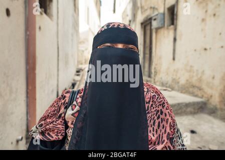 Portrait d'une femme musulmane adulte portant un niqab conservateur, uniquement des yeux visibles, dans la ville de Lamu Island, au Kenya Banque D'Images