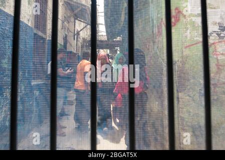 Lamu, Kenya - 15 décembre 2016 : les femmes musulmanes portent des hijab marchant dans les rues de Lamu vu par la fenêtre Banque D'Images