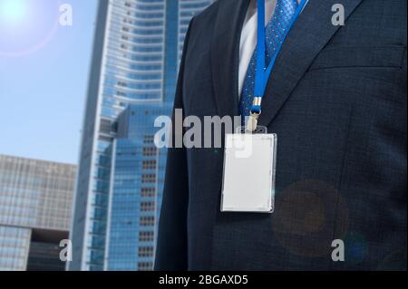 Man in suit portant une étiquette d'identité vierges ou le nom sur un cordon de la carte lors d'une exposition ou de la conférence Banque D'Images