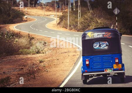 Tissamaharama, Sri Lanka. 29 juillet 2016 : pousse-pousse automatique tuk-tuk sur la route de Tissamaharama au Sri Lanka. Bajay ou Bajaj est un développement motorisé de Banque D'Images