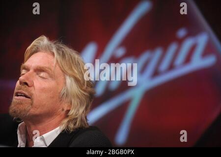 Manhattan, États-Unis d'Amérique. 03ème mars 2008. NEW YORK - 03 MARS 2008 : Sir Richard Branson (L) Président de Virgin Atlantic (L) arrive devant Chelsea Piers pour une conférence de presse le 3 mars 2008 à New York. Outre la discussion de la voiture Chevrolet Equinox hydrogène pile à combustible, Branson a discuté de diverses technologies de combustible flexible pour sa compagnie aérienne ainsi que de soutenir la question de réglementation ciel ouvert pour l'industrie aérienne. Personnes: Sir Richard Branson crédit: Groupe médias de tempêtes/Alay Live News Banque D'Images