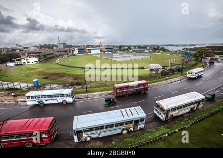 Galle, Sri Lanka. 1er août 2016 : stade international de cricket. Dans la ville de Galle au Sri Lanka. Certains bus stationnés dans la rue. Banque D'Images