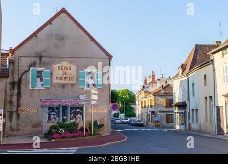 Cormatin, France- 5 juin 2010:belle rue avec une maison peinte avec des fleurs en Bourgogne à Cormatin, France Banque D'Images