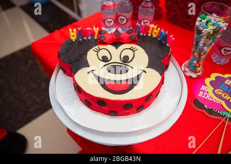 Joyeux anniversaire . 10 gâteaux. Mickey Mouse . Gâteau rouge. Design à thème des desserts sur le thème de Mickey Mouse. Événement thématique Walt Disney pour 10 ans Banque D'Images