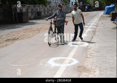 Prayagraj, Uttar Pradesh, Inde. 21 avril 2020. Prayagraj: Un homme transportant la bouteille GPL en cycle comme cercle peint vu sur une route déserte pendant un verrouillage national imposé comme une mesure préventive contre la propagation du coronavirus COVID-19 à Allahabad le avril, mardi 21, 2020. Crédit: Prabhat Kumar Verma/ZUMA Wire/Alay Live News Banque D'Images