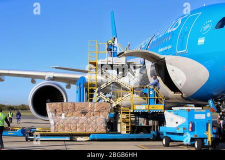 (200421) -- BUENOS AIRES, le 21 avril 2020 (Xinhua) -- un avion charter transportant environ 13 tonnes de fournitures de Shanghai en Chine, y compris des équipements de protection personnelle essentiels pour les travailleurs de la santé, des terres à l'aéroport international d'Ezeiza à Buenos Aires, Argentine, le 18 avril 2020. Après avoir volé plus de 38 000 km en 56 heures, le premier vol direct de la Chine vers l'Argentine a atterri samedi à Buenos Aires, transportant des fournitures médicales d'urgence pour lutter contre la COVID-19. POUR ALLER AVEC "fonctionnalité: Premier-jamais China-Argentine vol direct voyage plus de 38 000 km, livre à nouveau des fournitures médicales Banque D'Images