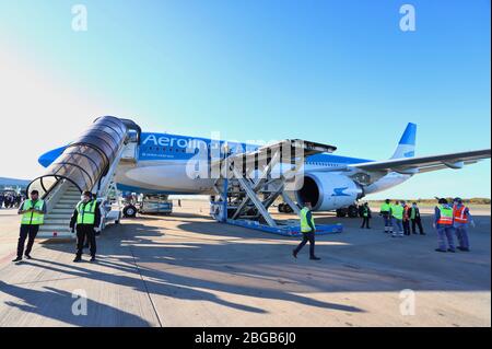 (200421) -- BUENOS AIRES, le 21 avril 2020 (Xinhua) -- un avion charter transportant environ 13 tonnes de fournitures de Shanghai en Chine, y compris des équipements de protection personnelle essentiels pour les travailleurs de la santé, des terres à l'aéroport international d'Ezeiza à Buenos Aires, Argentine, le 18 avril 2020. Après avoir volé plus de 38 000 km en 56 heures, le premier vol direct de la Chine vers l'Argentine a atterri samedi à Buenos Aires, transportant des fournitures médicales d'urgence pour lutter contre la COVID-19. POUR ALLER AVEC "fonctionnalité: Premier-jamais China-Argentine vol direct voyage plus de 38 000 km, livre à nouveau des fournitures médicales Banque D'Images