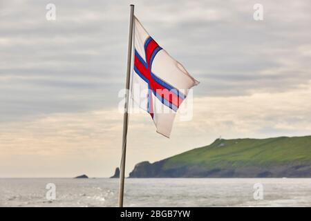 Îles Féroé drapeaux sur Ciel de coucher du soleil. Paysage des îles Féroé Îles vert Banque D'Images