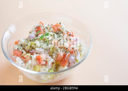 Salade orientale traditionnelle Tabbouleh dans un bol Banque D'Images